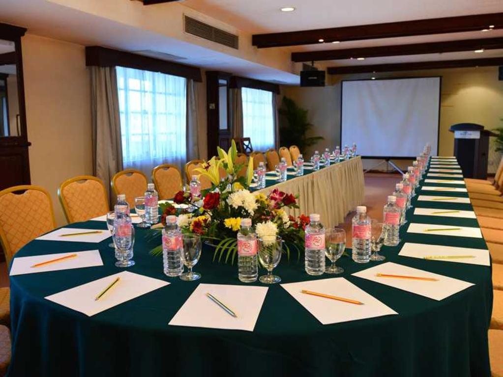 Holiday Villa Hotel City Centre Phnom Penh Esterno foto
