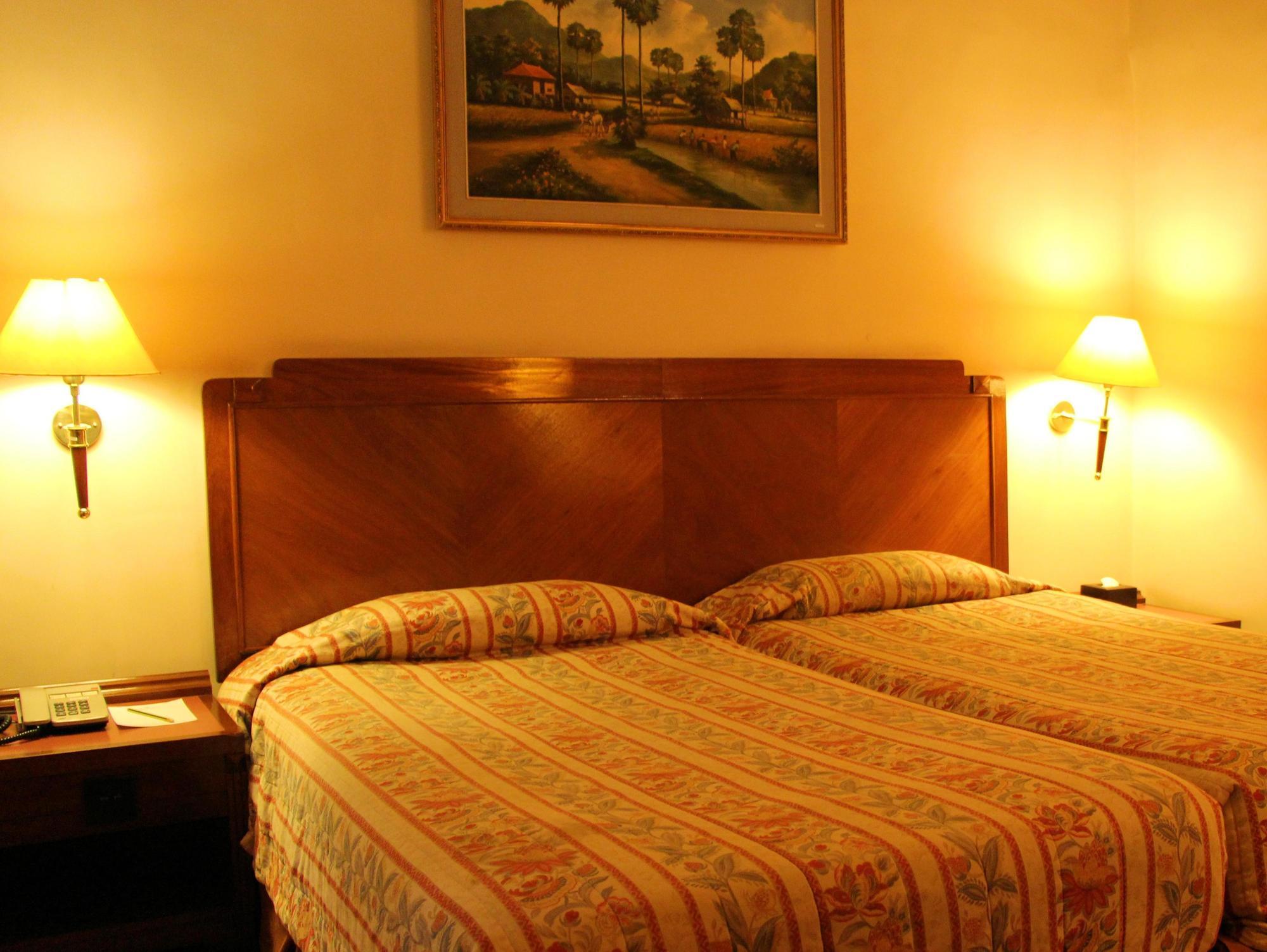 Holiday Villa Hotel City Centre Phnom Penh Esterno foto